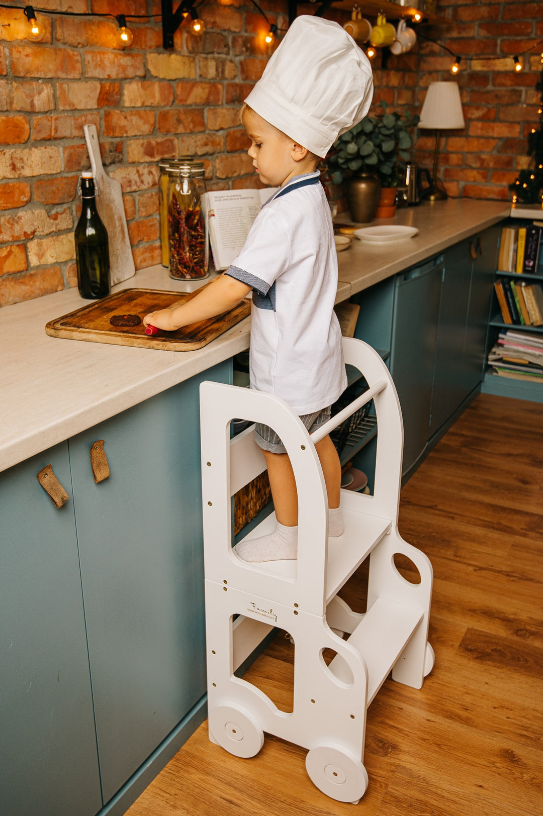 Køkkentrappe / montessori-læringstårn: bord, stol og trappe i ét til barn, hvid