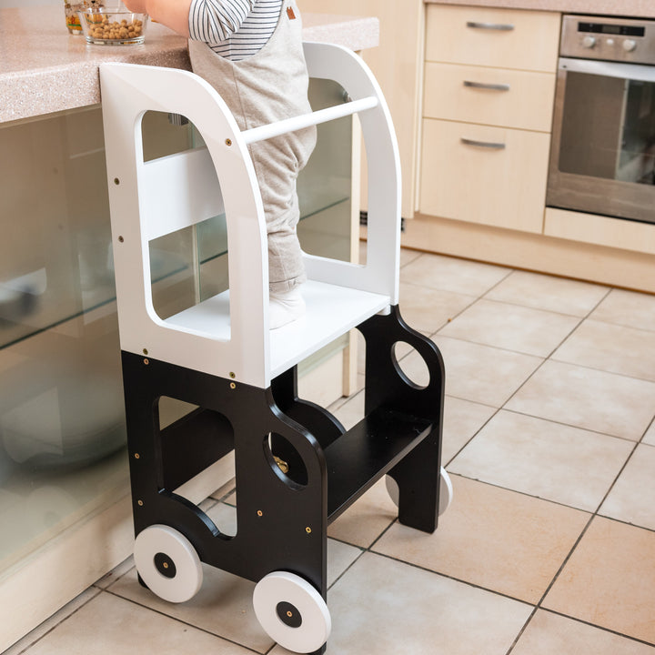 Køkkentrappe / montessori-læringstårn: bord, stol og trappe i ét til barn, hvid og sort