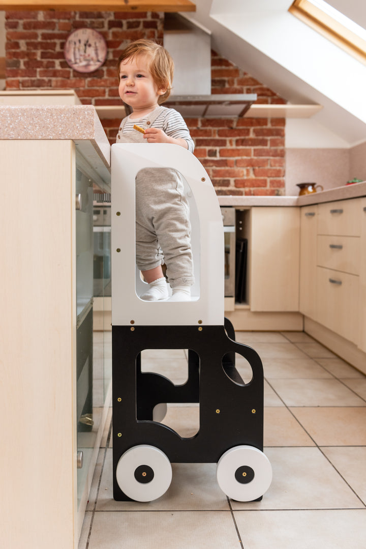 Køkkentrappe / montessori-læringstårn: bord, stol og trappe i ét til barn, hvid og sort