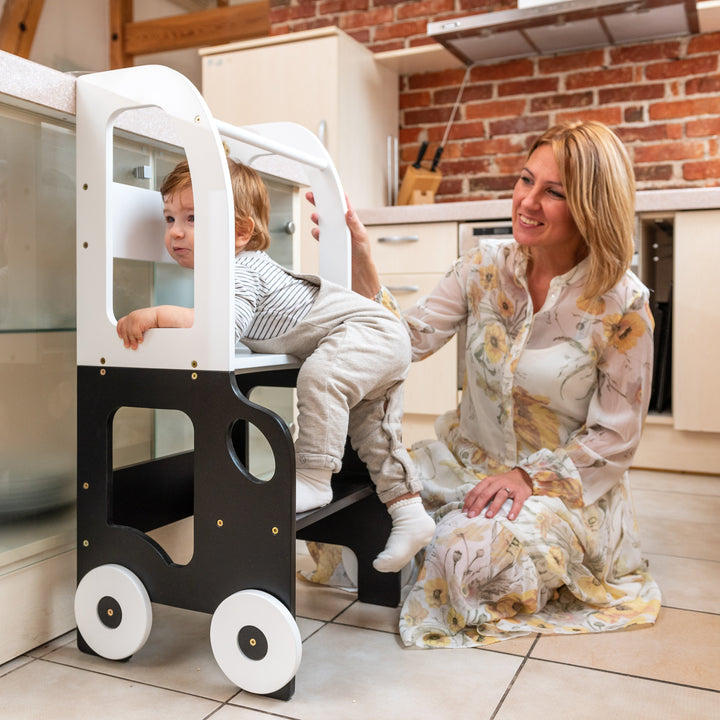 Køkkentrappe / montessori-læringstårn: bord, stol og trappe i ét til barn, hvid og sort