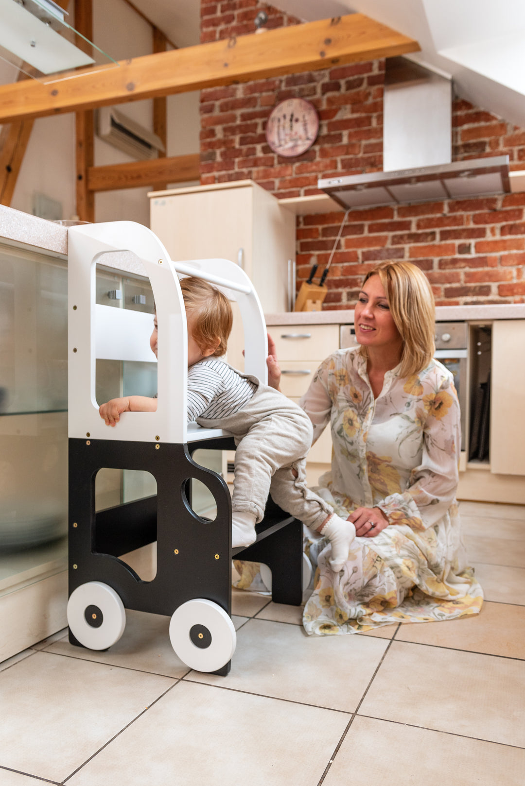 Køkkentrappe / montessori-læringstårn: bord, stol og trappe i ét til barn, hvid og sort