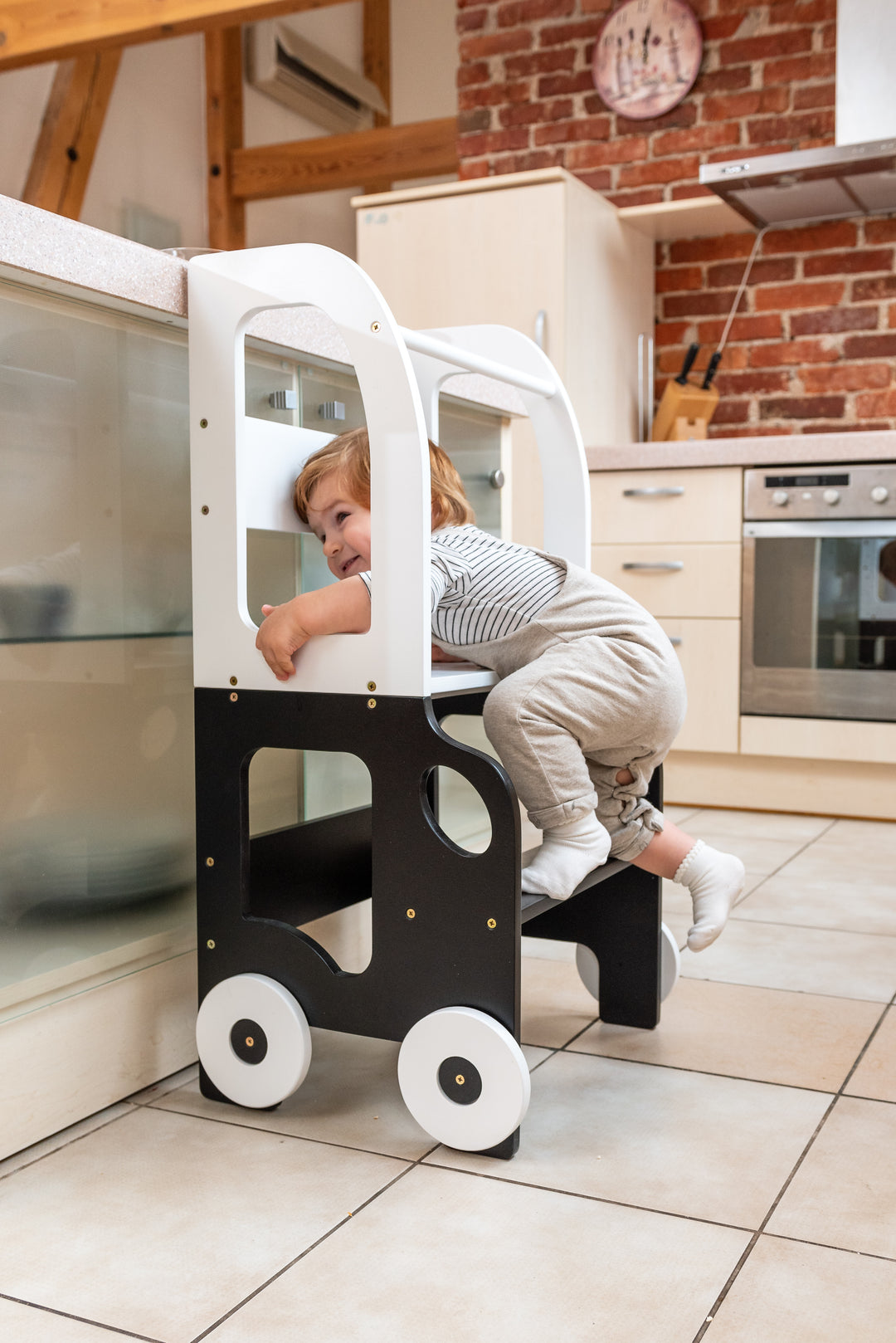 Køkkentrappe / montessori-læringstårn: bord, stol og trappe i ét til barn, hvid og sort