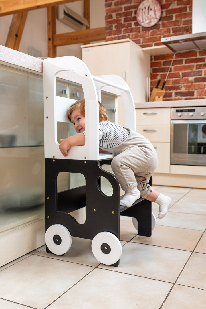 Køkkentrappe / montessori-læringstårn: bord, stol og trappe i ét til barn, hvid og sort