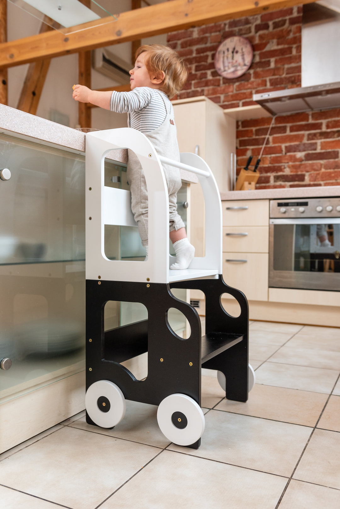 Køkkentrappe / montessori-læringstårn: bord, stol og trappe i ét til barn, hvid og sort