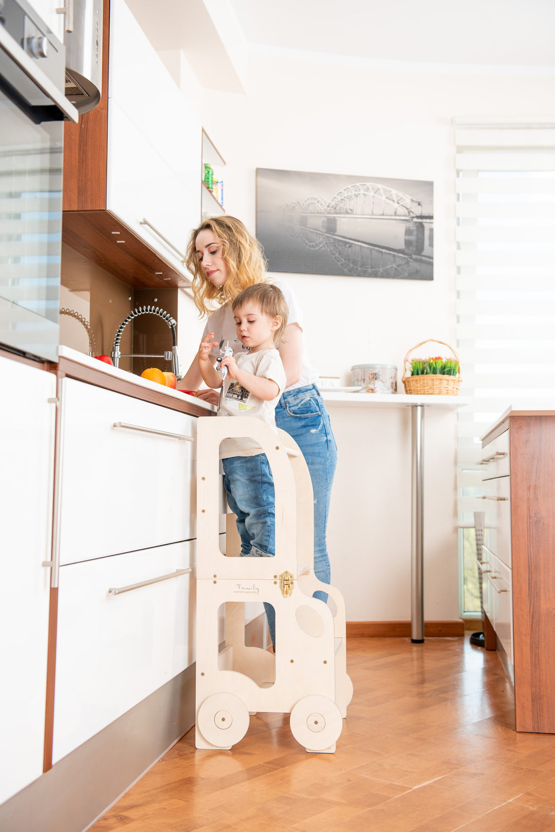 Køkkentrappe / montessori-læringstårn: bord, stol og trappe i ét til barn, naturfarvet