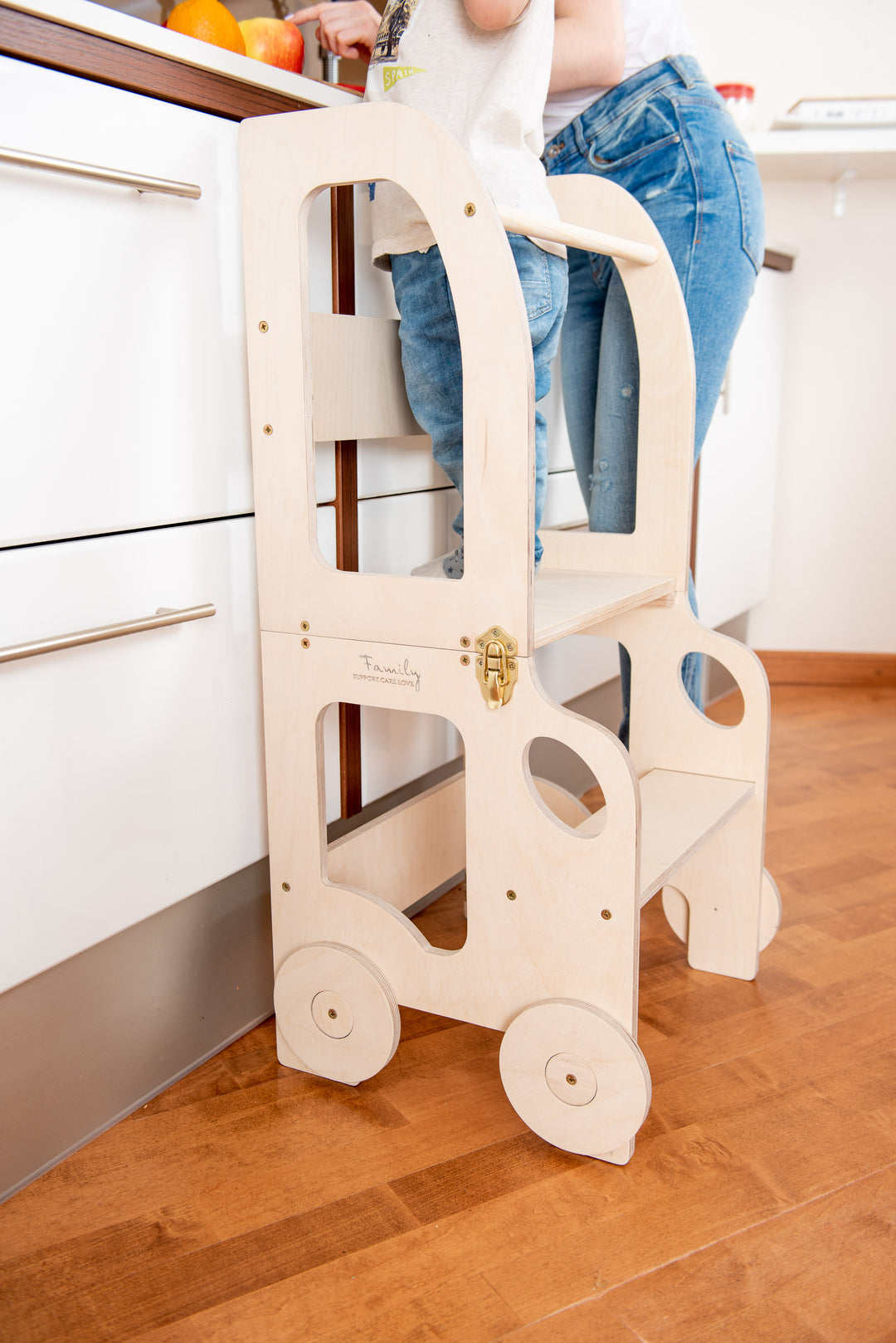 Køkkentrappe / montessori-læringstårn: bord, stol og trappe i ét til barn, naturfarvet