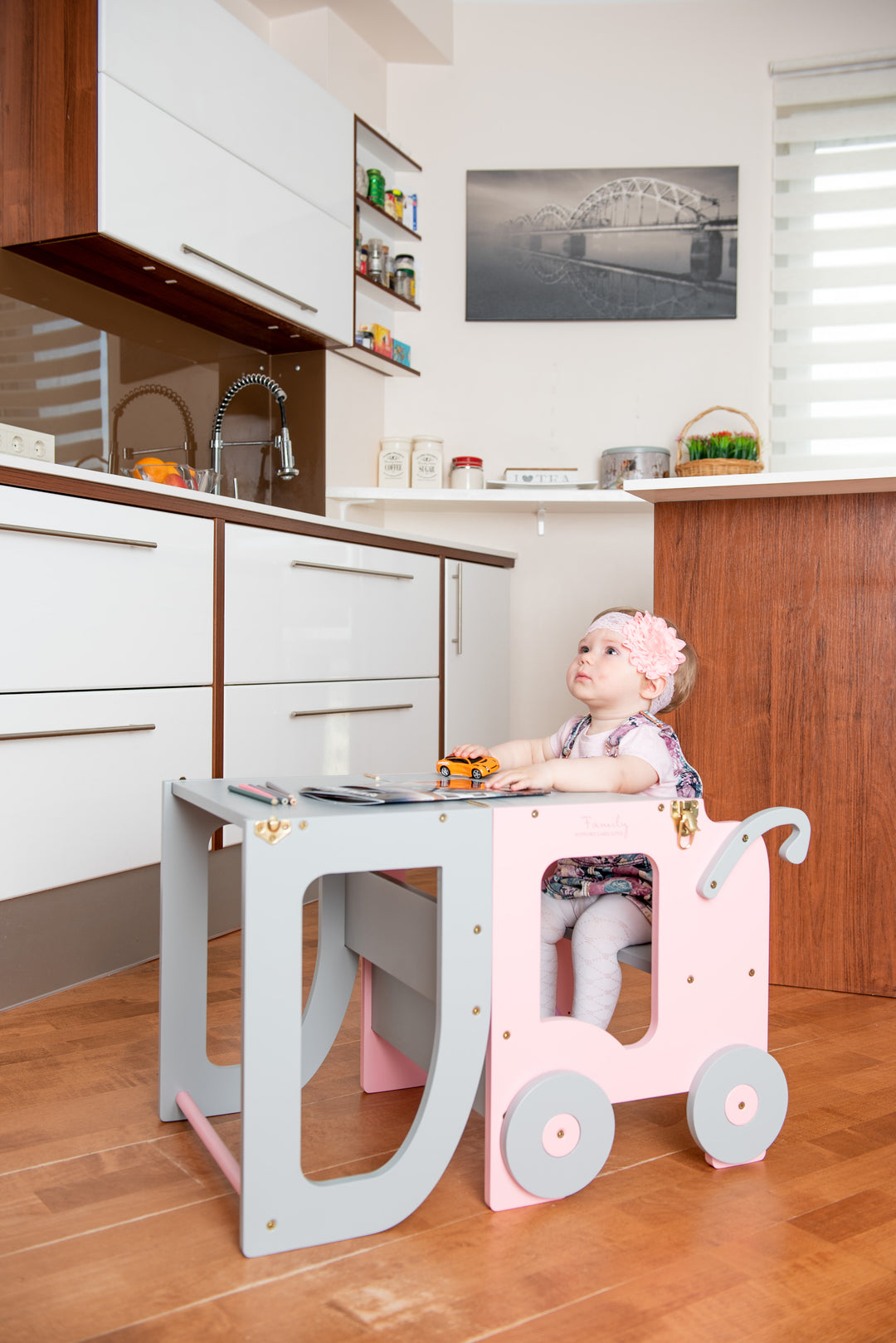 Montessori køkkentrappe til barn, pink og grå