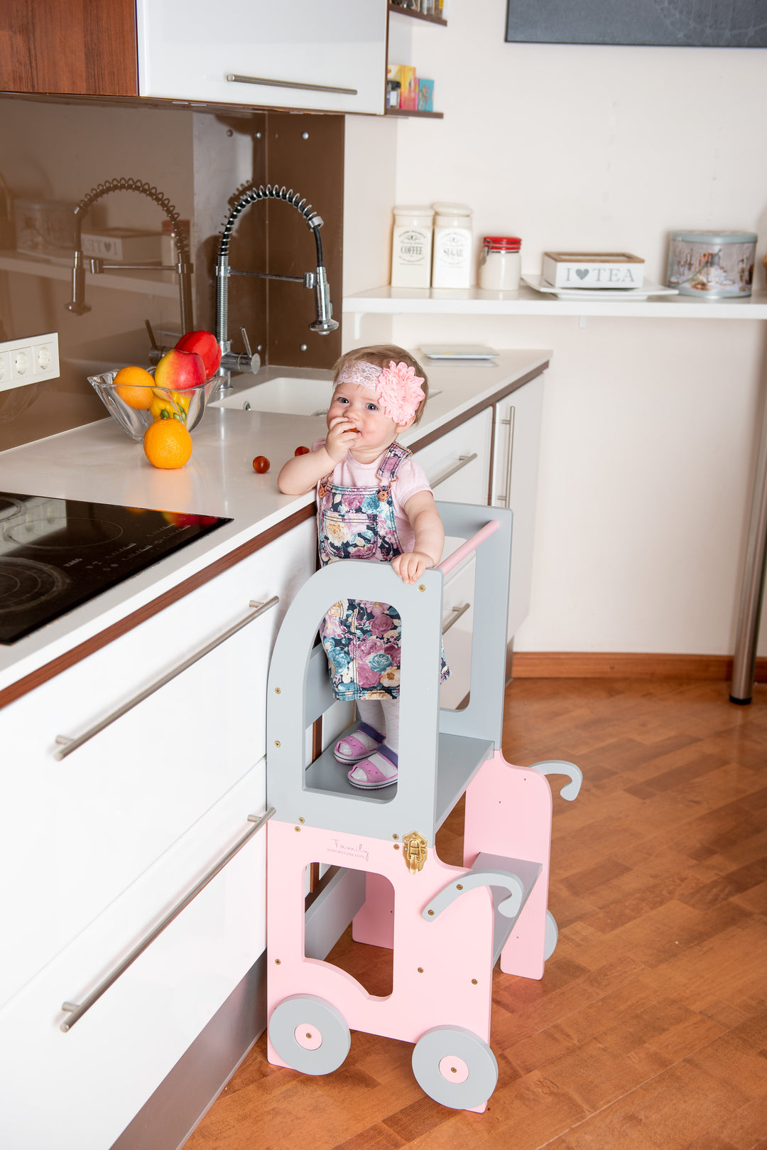 Montessori køkkentrappe til barn, pink og grå