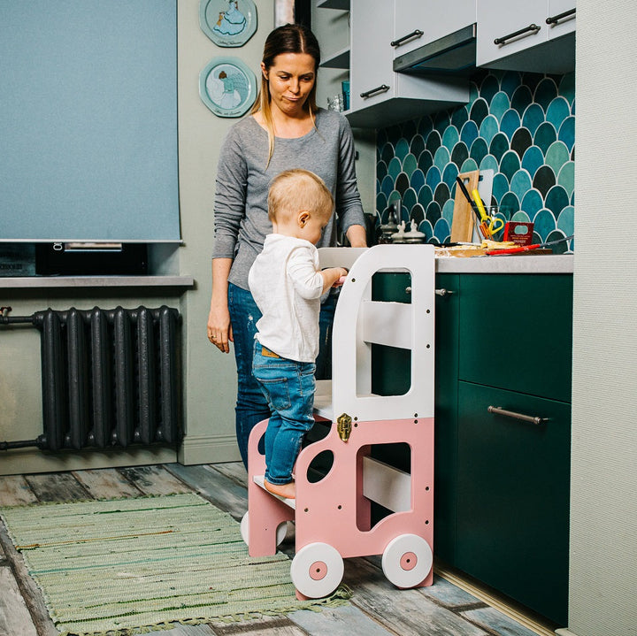 Køkkentrappe / montessori-læringstårn: bord, stol og trappe i ét til barn, hvid og pink