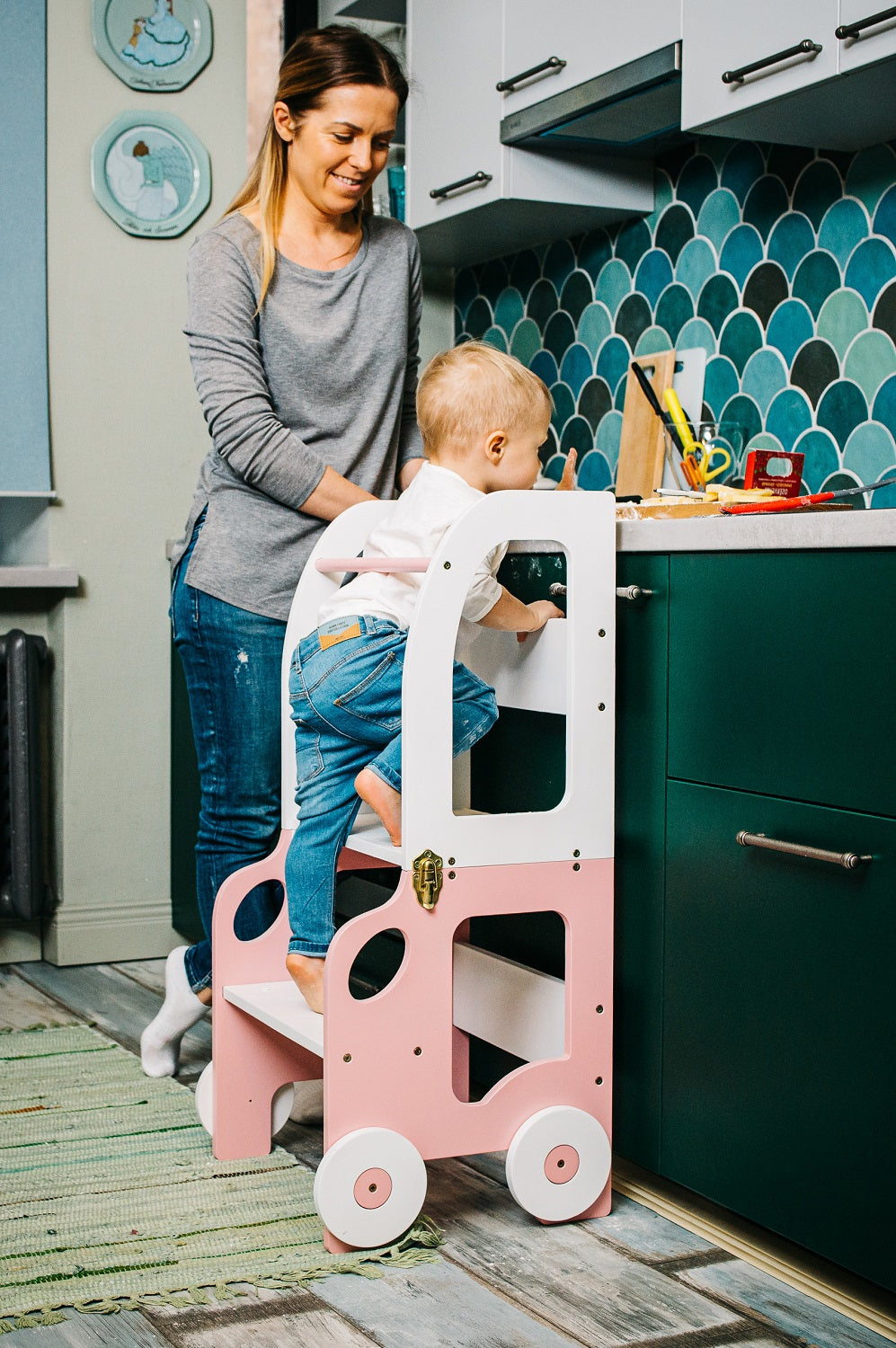 Køkkentrappe / montessori-læringstårn: bord, stol og trappe i ét til barn, hvid og pink