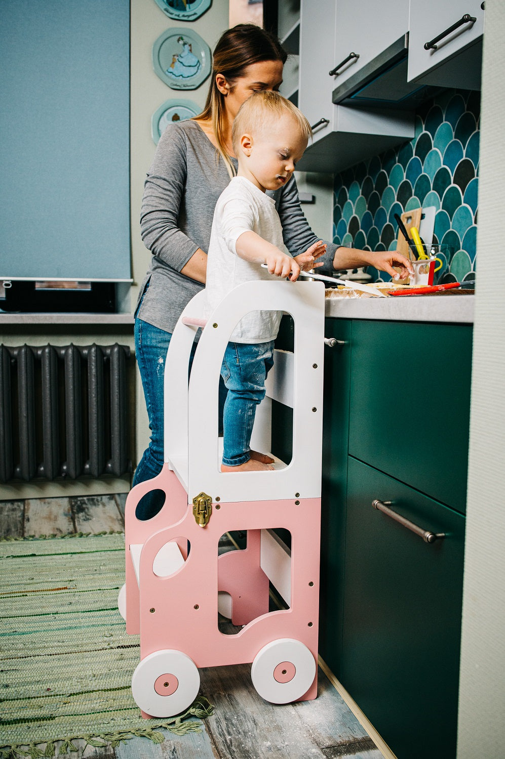 Køkkentrappe / montessori-læringstårn: bord, stol og trappe i ét til barn, hvid og pink
