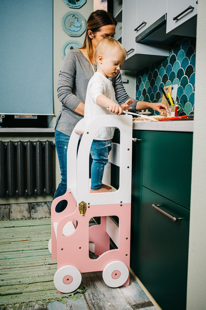 Køkkentrappe / montessori-læringstårn: bord, stol og trappe i ét til barn, hvid og pink