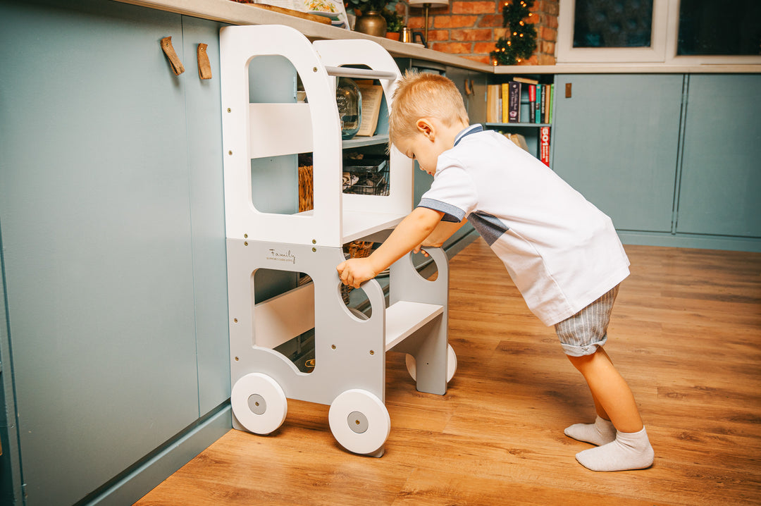 Køkkentrappe / montessori-læringstårn: bord, stol og trappe i ét til barn, hvid og grå