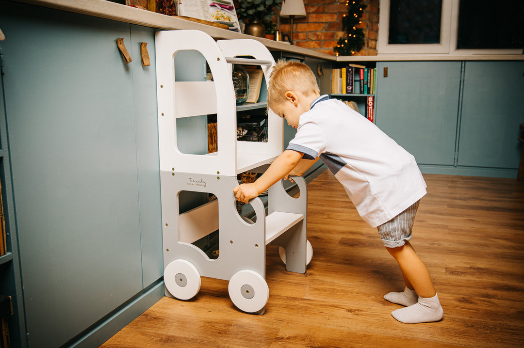 Køkkentrappe / montessori-læringstårn: bord, stol og trappe i ét til barn, hvid og grå