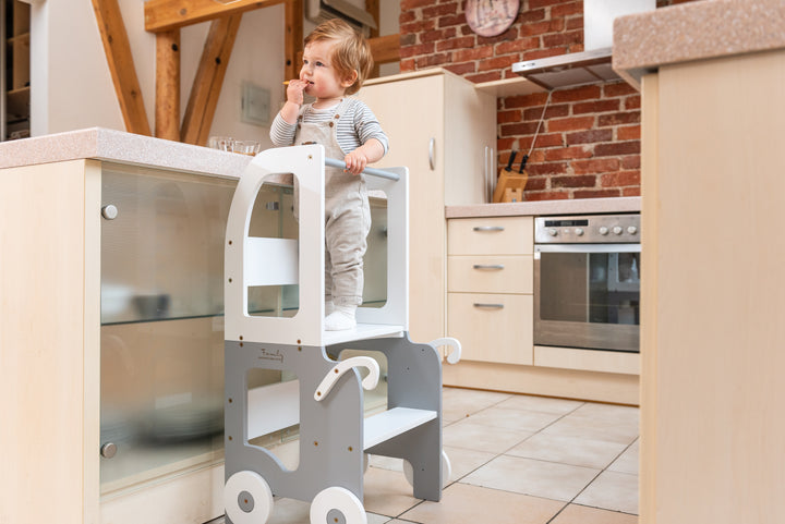 Montessori køkkentrappe til barn, hvid og grå
