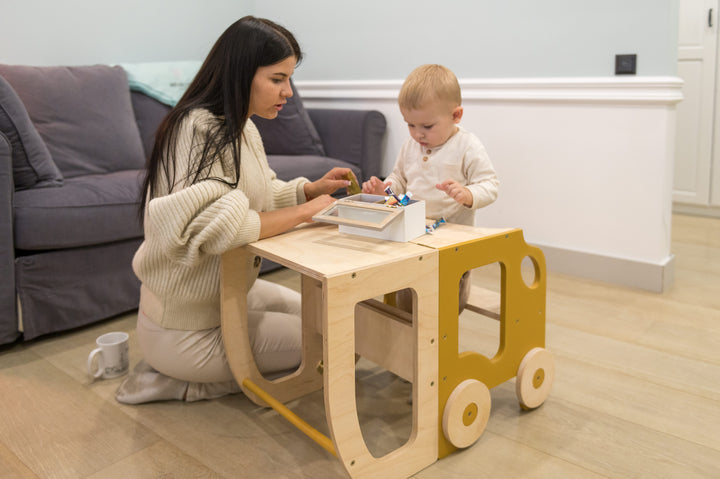 Køkkentrappe / montessori-læringstårn: bord, stol og trappe i ét til barn, safari og naturfarvet