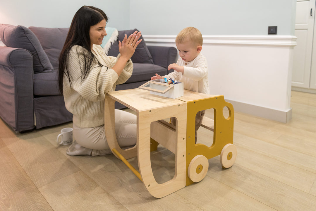 Køkkentrappe / montessori-læringstårn: bord, stol og trappe i ét til barn, safari og naturfarvet