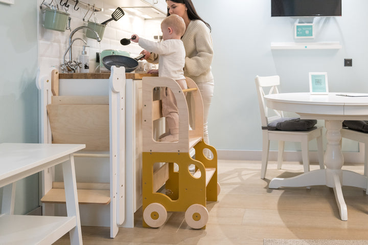 Køkkentrappe / montessori-læringstårn: bord, stol og trappe i ét til barn, safari og naturfarvet