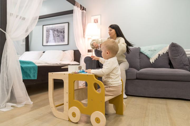 Køkkentrappe / montessori-læringstårn: bord, stol og trappe i ét til barn, safari og naturfarvet