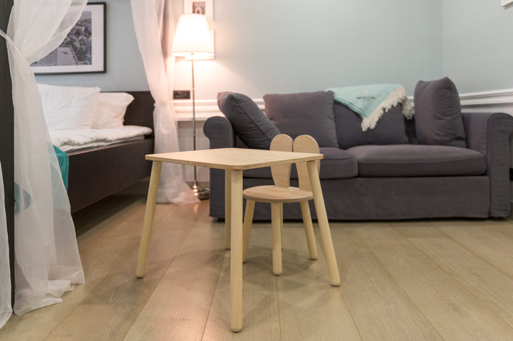 Bord og stol til barn med nuttet kaninøre-desig, naturfarvet, lakeret træ