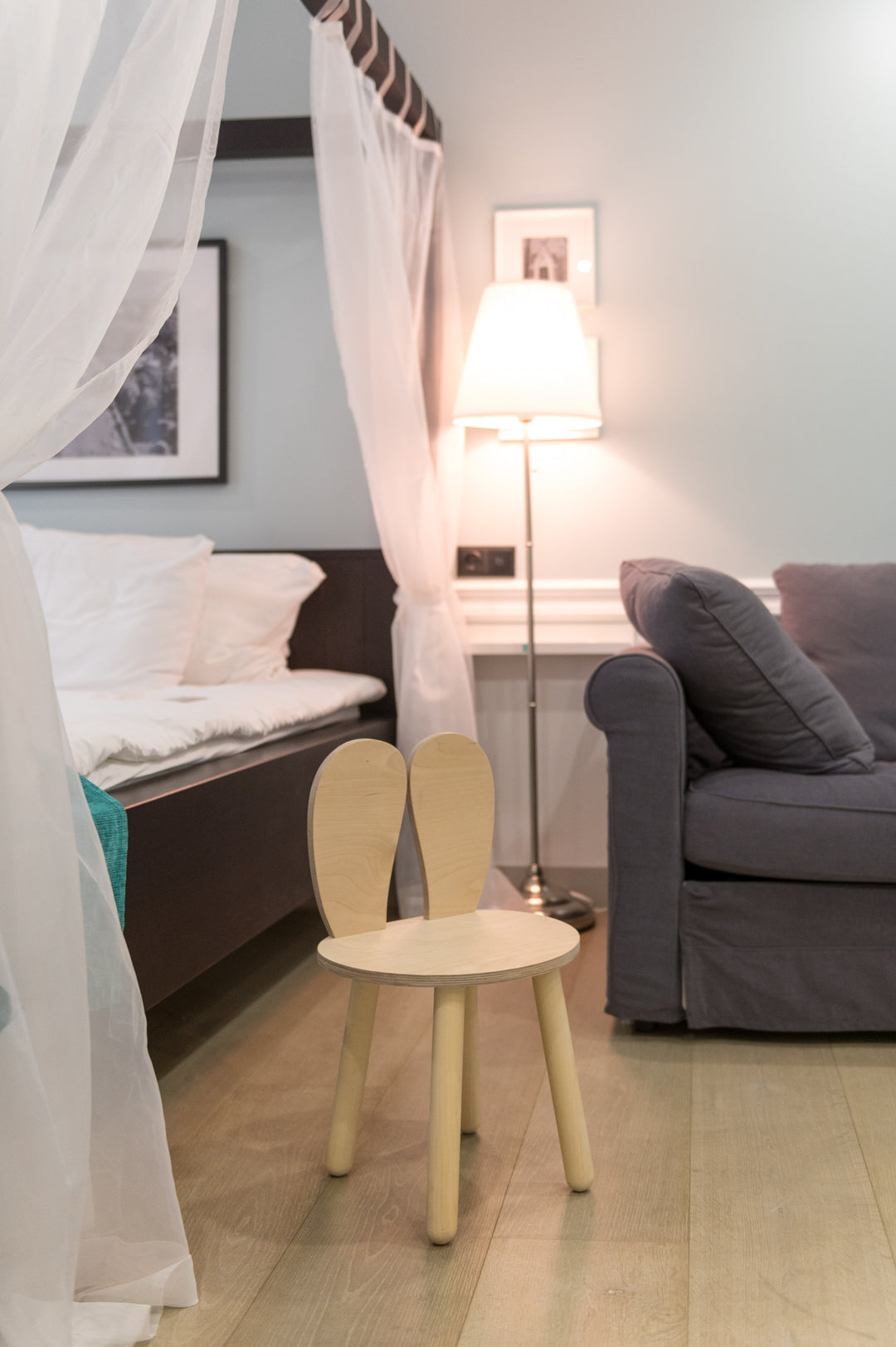 Bord og stol til barn med nuttet kaninøre-desig, naturfarvet, lakeret træ