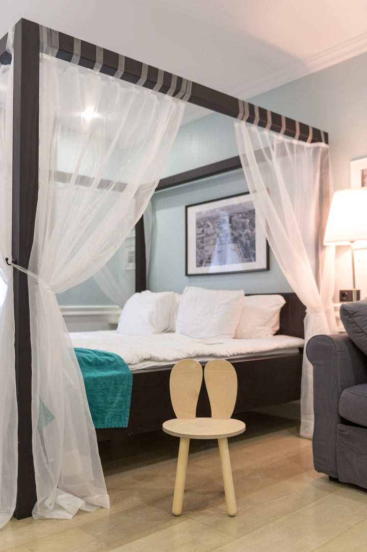 Bord og stol til barn med nuttet kaninøre-desig, naturfarvet, lakeret træ