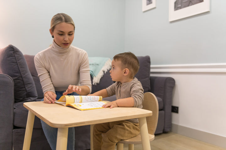 Bord og stol til barn med nuttet kaninøre-desig, naturfarvet, lakeret træ