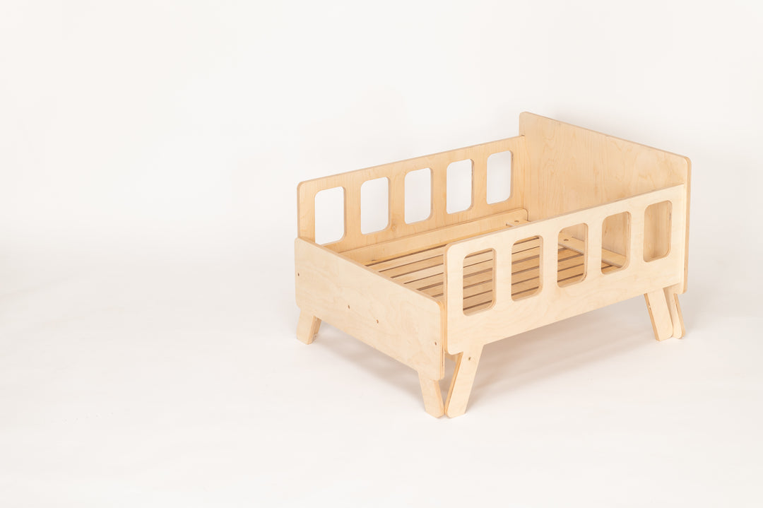 Smart børneseng der vokser med, naturfarvet, lakeret træ