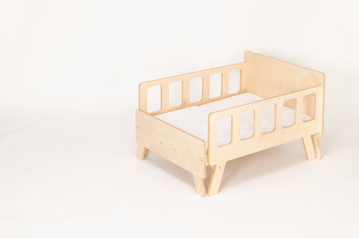 Smart børneseng der vokser med, naturfarvet, lakeret træ
