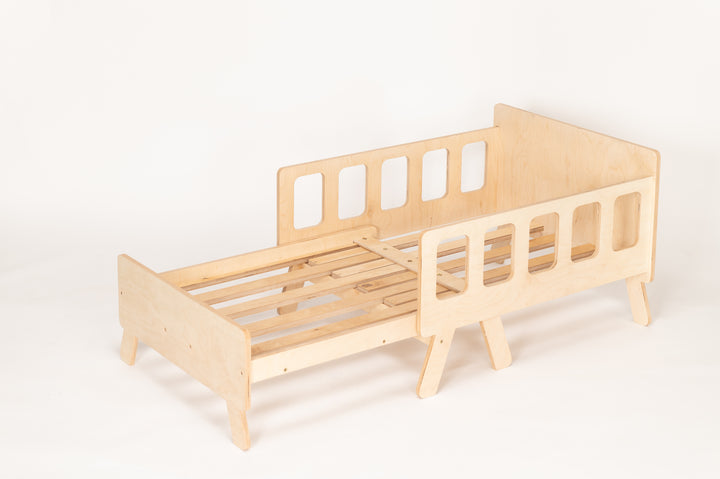 Smart børneseng der vokser med, naturfarvet, lakeret træ