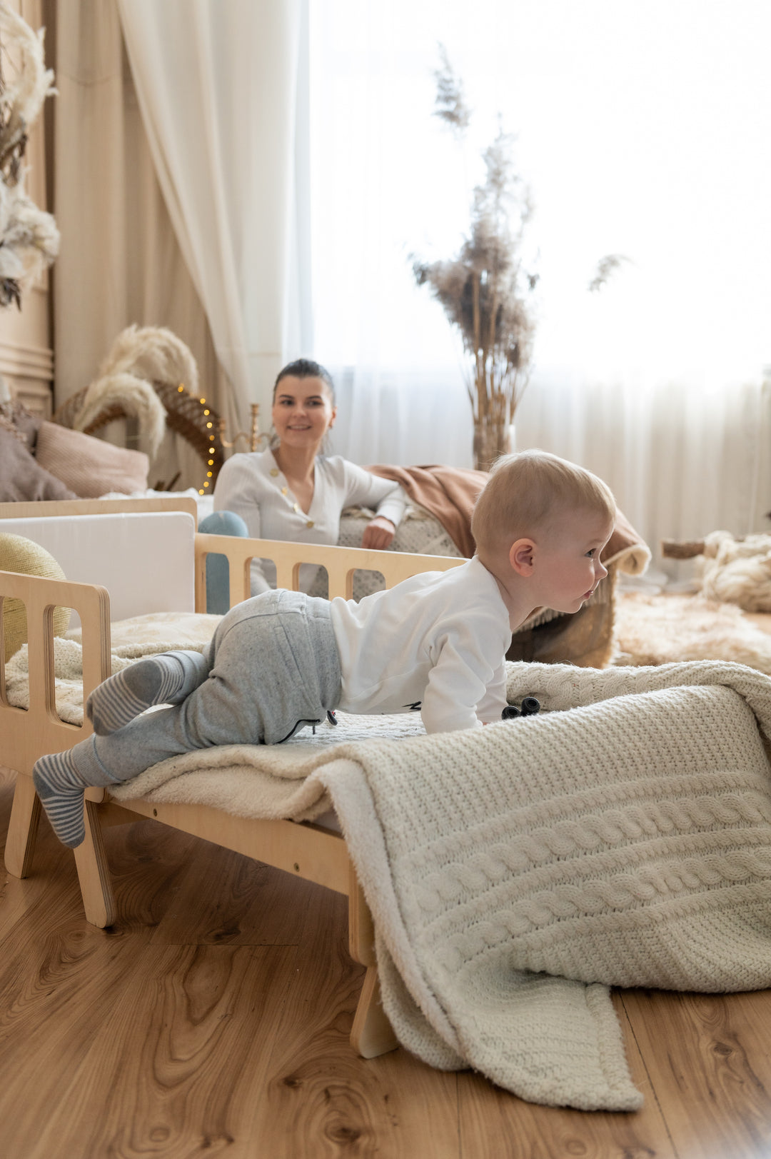 Smart børneseng der vokser med, naturfarvet