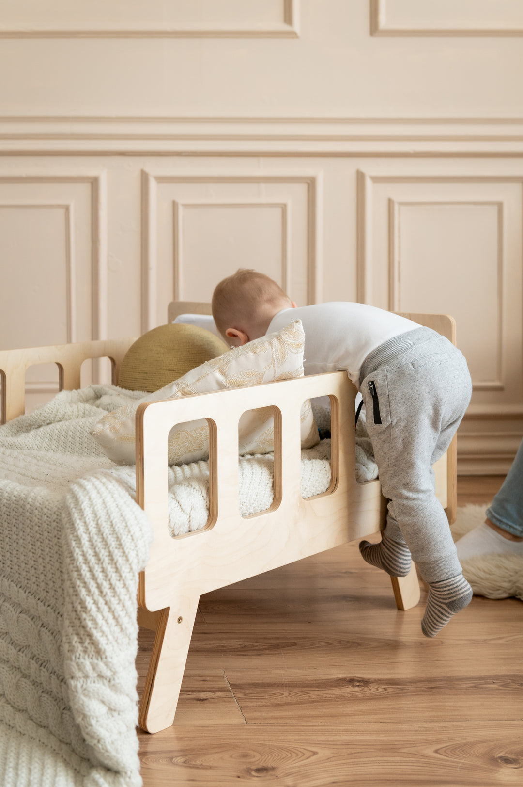Smart børneseng der vokser med, naturfarvet