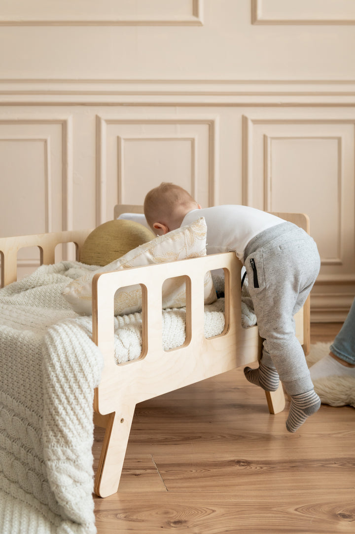 Smart børneseng der vokser med, naturfarvet