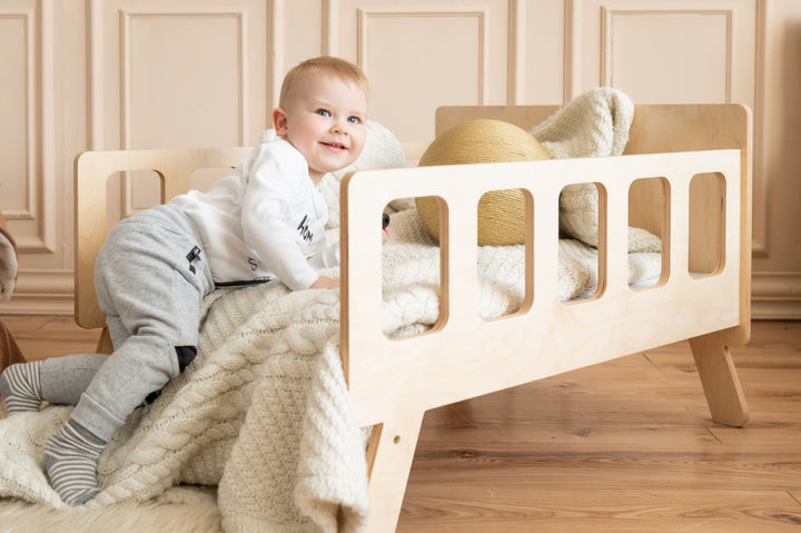 Smart børneseng der vokser med, naturfarvet