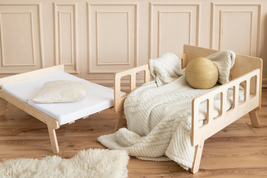 Smart børneseng der vokser med, naturfarvet