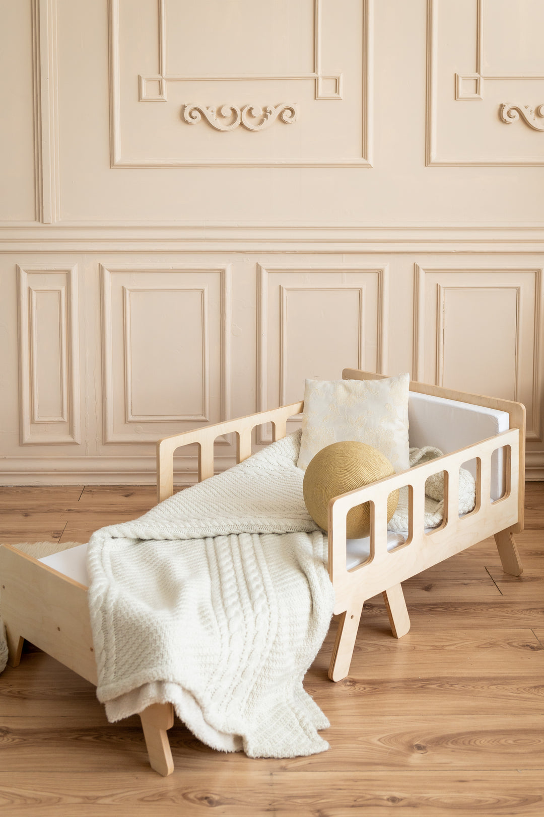 Smart børneseng der vokser med, naturfarvet