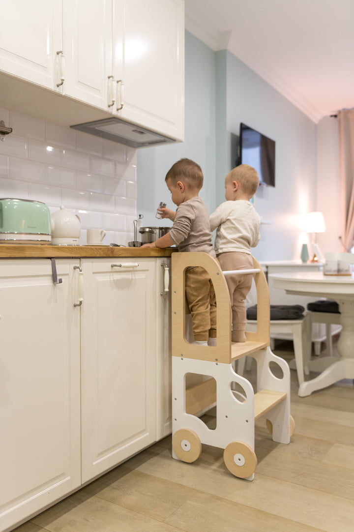 Køkkentrappe / montessori-læringstårn: bord, stol og trappe i ét til barn, hvid og naturfarvet