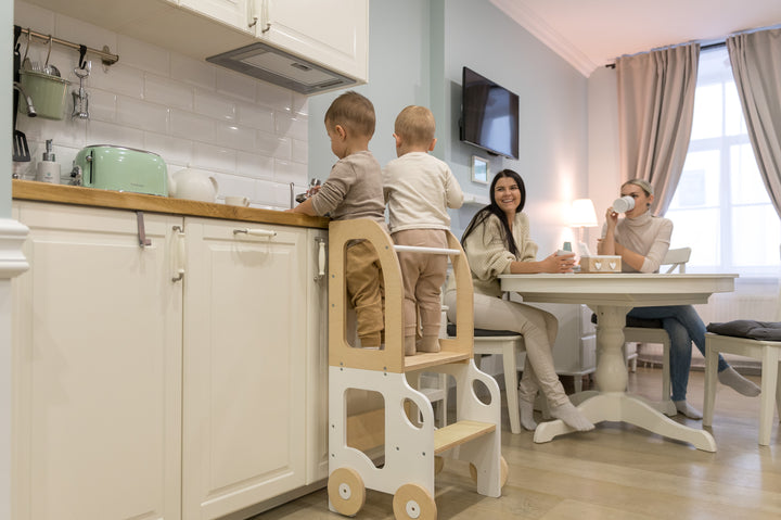 Køkkentrappe / montessori-læringstårn: bord, stol og trappe i ét til barn, hvid og naturfarvet