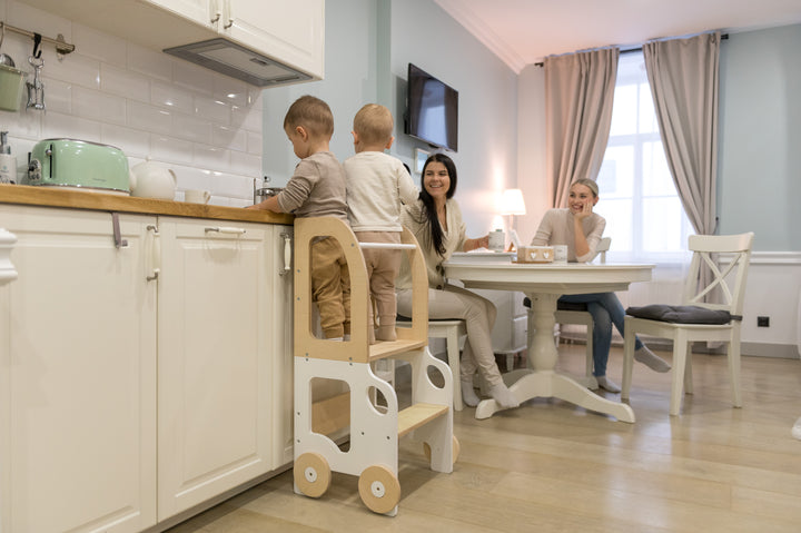 Køkkentrappe / montessori-læringstårn: bord, stol og trappe i ét til barn, hvid og naturfarvet