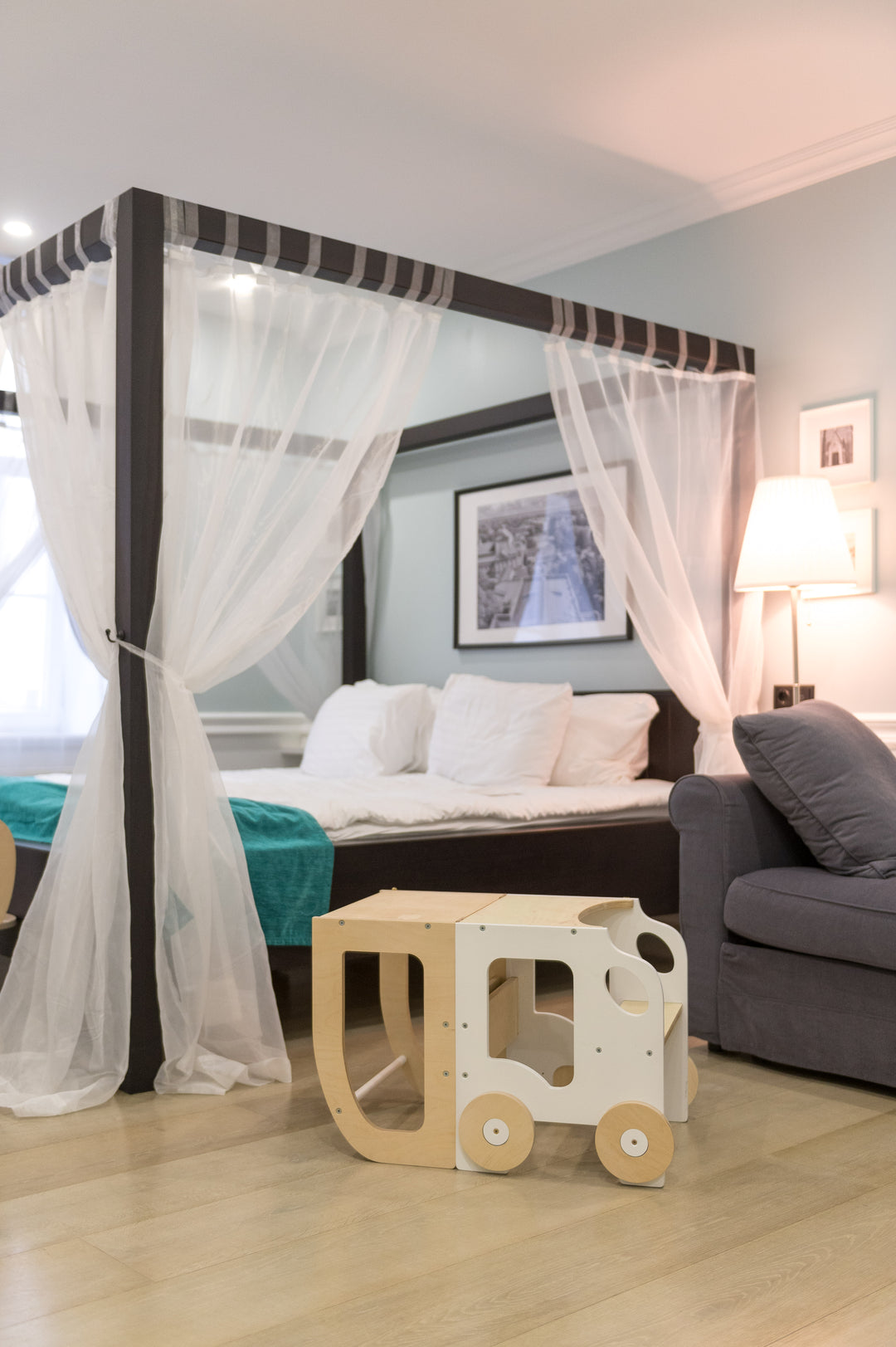 Køkkentrappe / montessori-læringstårn: bord, stol og trappe i ét til barn, hvid og naturfarvet