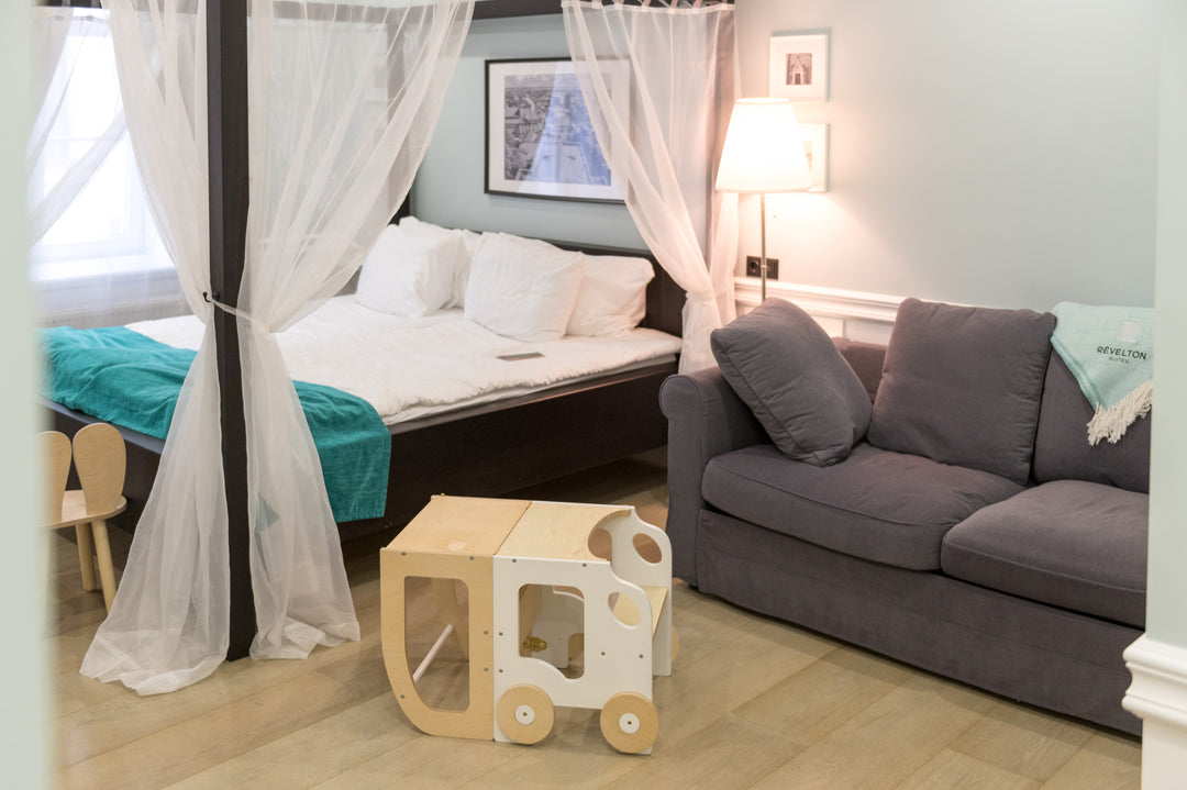 Køkkentrappe / montessori-læringstårn: bord, stol og trappe i ét til barn, hvid og naturfarvet