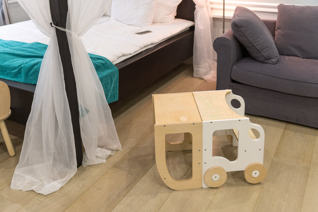 Køkkentrappe / montessori-læringstårn: bord, stol og trappe i ét til barn, hvid og naturfarvet