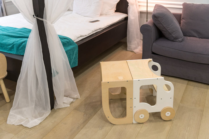 Køkkentrappe / montessori-læringstårn: bord, stol og trappe i ét til barn, hvid og naturfarvet