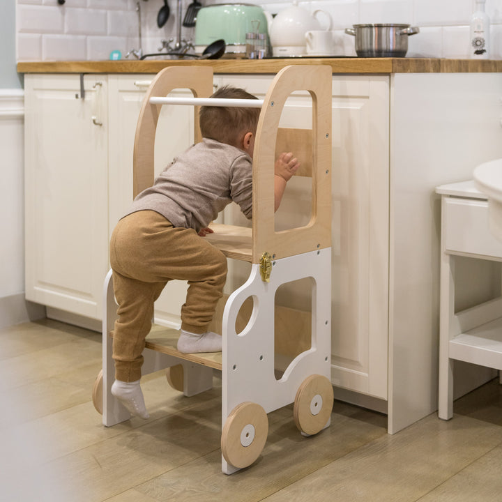 Køkkentrappe / montessori-læringstårn: bord, stol og trappe i ét til barn, hvid og naturfarvet