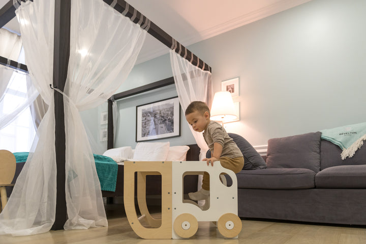 Køkkentrappe / montessori-læringstårn: bord, stol og trappe i ét til barn, hvid og naturfarvet