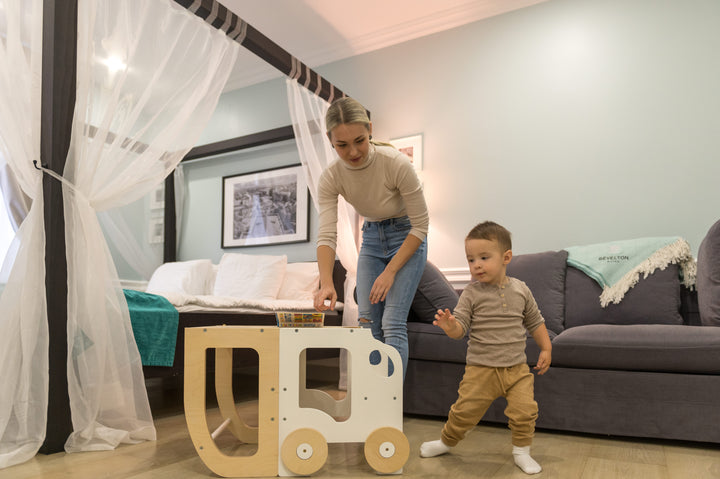 Køkkentrappe / montessori-læringstårn: bord, stol og trappe i ét til barn, hvid og naturfarvet