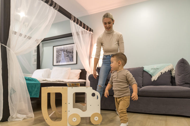 Køkkentrappe / montessori-læringstårn: bord, stol og trappe i ét til barn, hvid og naturfarvet