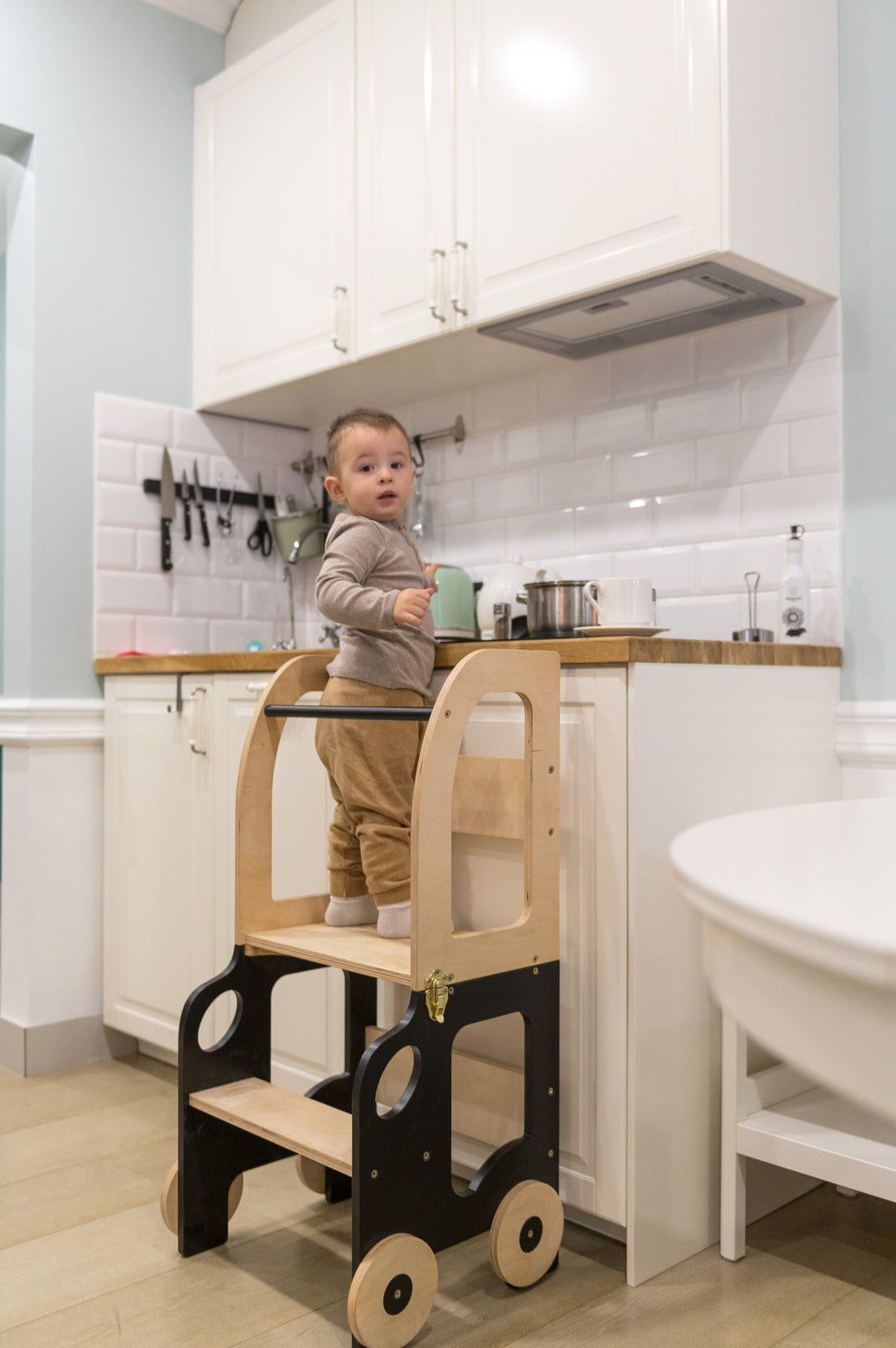 Køkkentrappe / montessori-læringstårn: bord, stol og trappe i ét til barn, sort og naturfarvet