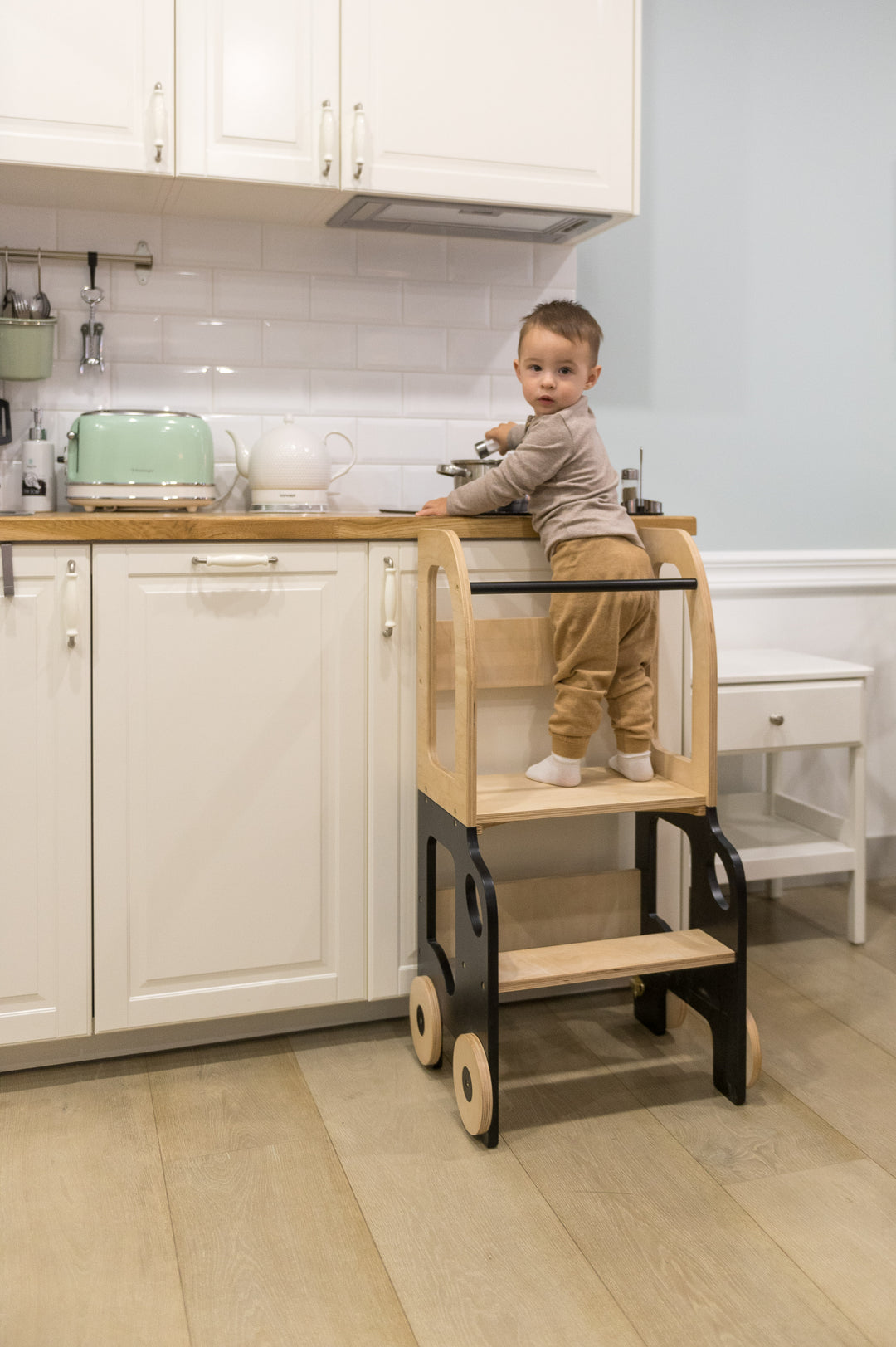 Køkkentrappe / montessori-læringstårn: bord, stol og trappe i ét til barn, sort og naturfarvet