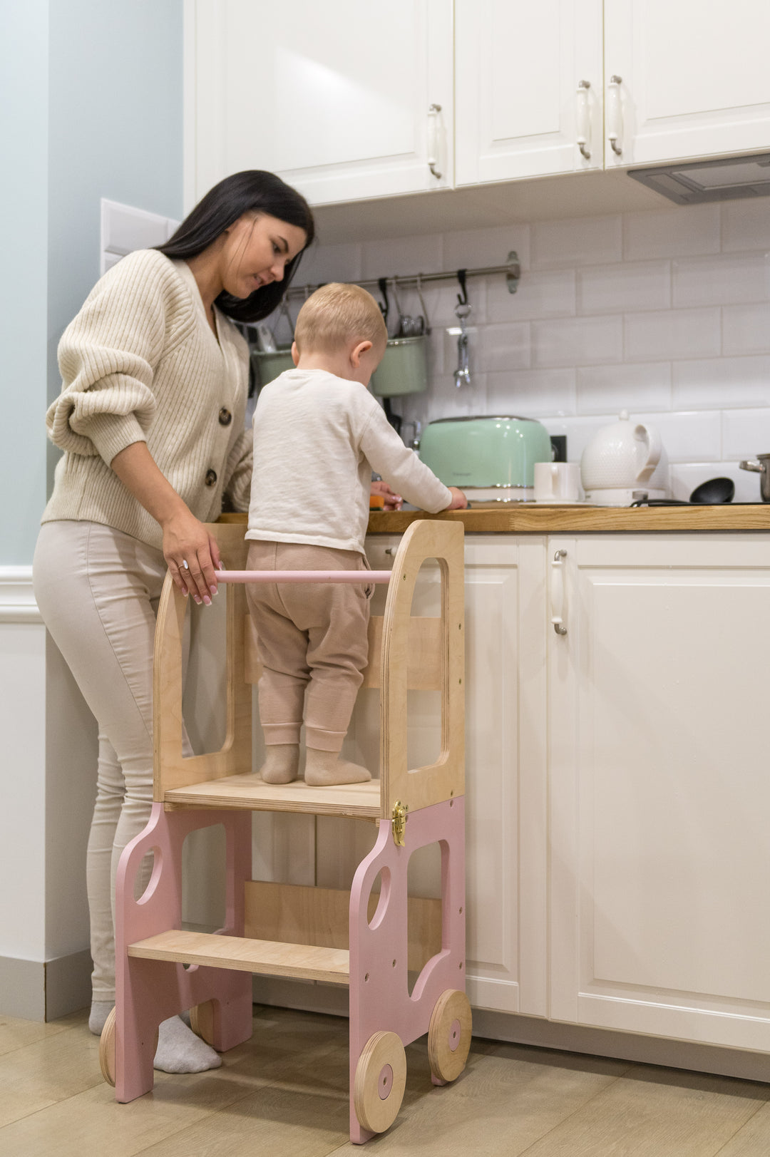 Køkkentrappe / montessori-læringstårn: bord, stol og trappe i ét til barn, pink og naturfarvet